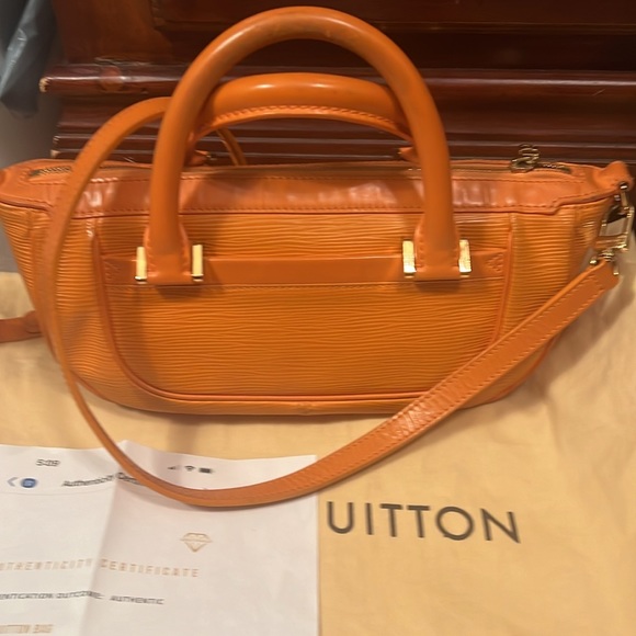LV Two Way Bag with Certificate of Authenticity - Picture 3 of 10